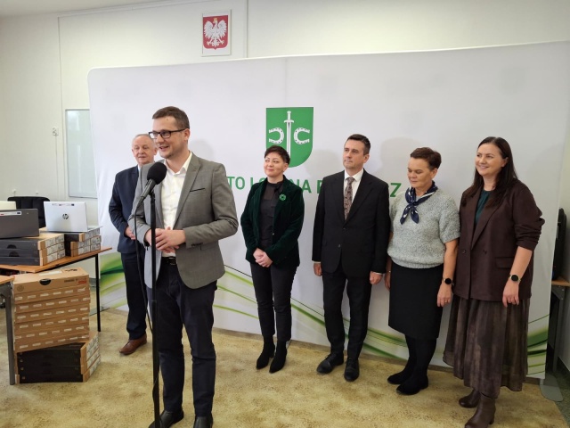 Laptopy i tablety dla uczniów z Pomorza i Kujaw. Pierwsze rozdanie w Pruszczu