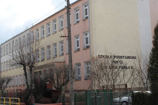 Uczennica rozpyliła w klasie gaz pieprzowy. Policja, straż i pogotowie w Szkole Podstawowej nr 13 w Toruniu