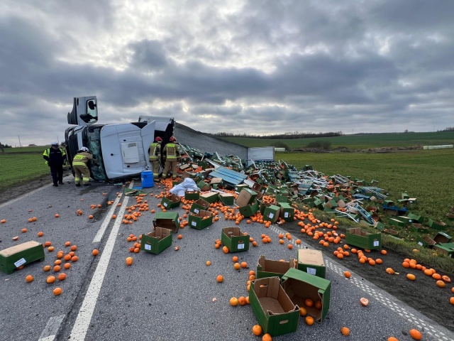 Ciężarówka z 23 tonami cytrusów przewróciła się w Jarantowicach. Kierowca w szpitalu [AKTUALIZACJA, zdjęcia]