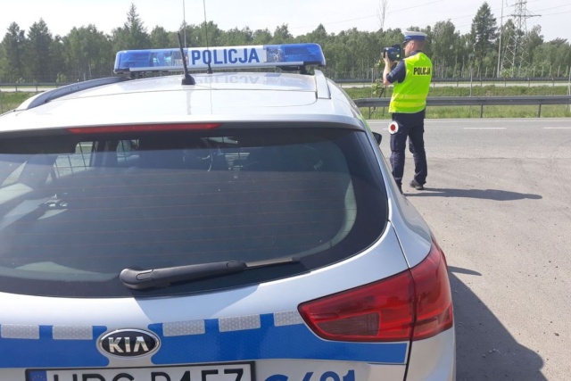 Siedział w zaparkowanym bmw i robił podejrzane ruchy. Właśnie to zwróciło uwagę policjantów