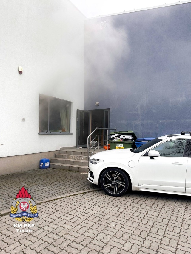 Płonęła rozdzielnia w centrum sportowym w Toruniu. Ewakuacja klientów i pracowników