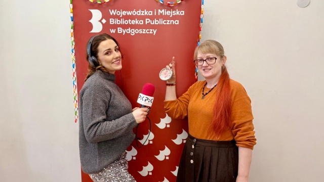 Kolorowe tkaniny, folie i wstążki zyskają drugie życie na choince. Na warsztatach tworzą eko-bombki