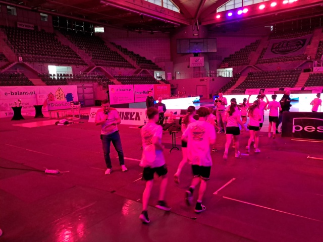 Dzieci wesoło wybiegły na parkiet Łuczniczki Wybrały sport zamiast smartfonów