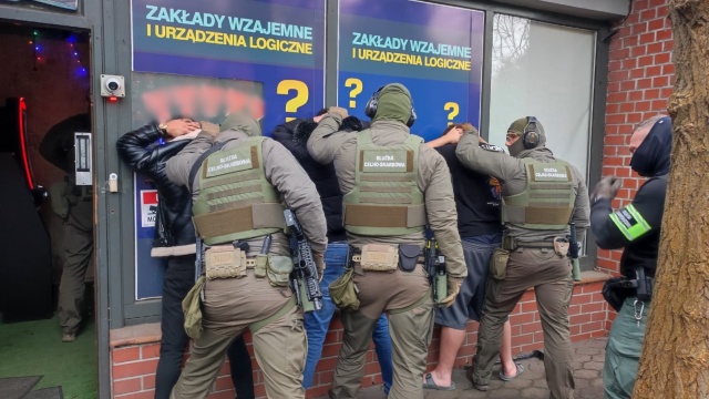 Trzy salony gier, a w nich 13 maszyn. Akcja KAS przeciwko nielegalnemu hazardowi [wideo, zdjęcia]