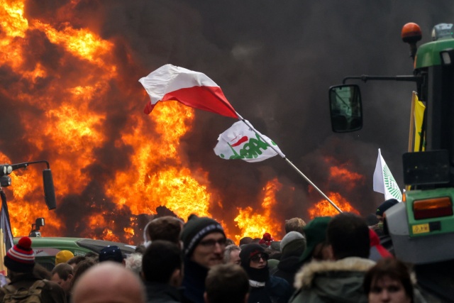 Rolnicy, także z regionu, protestują w Brukseli. Policja użyła armatek wodnych i gazu łzawiącego [zdjęcia]