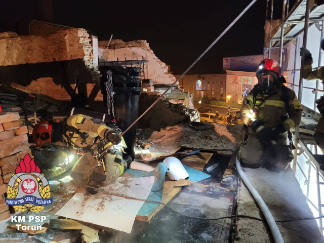 Płonął strop budynku na toruńskiej Starówce. Nikt nie został poszkodowany [zdjęcia]