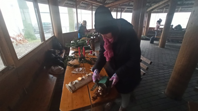 W Toruniu pod okiem leśników przygotowywano stroiki świąteczne