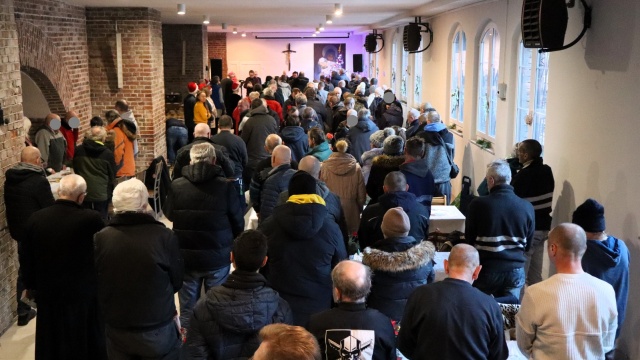 Nie zabrakło zupy grzybowej, ryb i ciasta. Wigilia dla bezdomnych i samotnych w Bydgoszczy