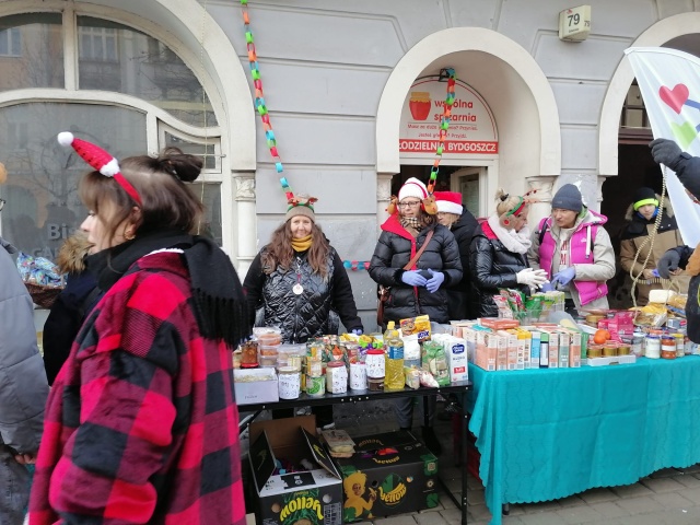 Bigosy, sałatki i karkówki rozeszły się w mig Finał akcji Ciepło serca w słoiku [wideo, zdjęcia]