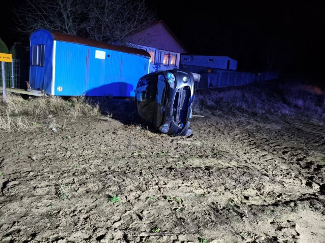 Dwie osoby w szpitalu po wypadkach na drogach regionu. Dachowanie i spotkanie z łosiem