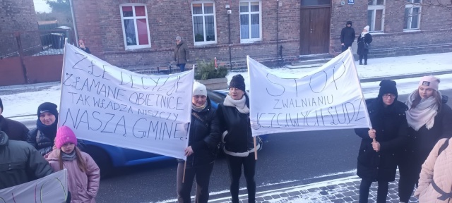 Protest w Gniewkowie. Ludzie stanęli w obronie zwolnionej szefowej MGOPS [zdjęcia]