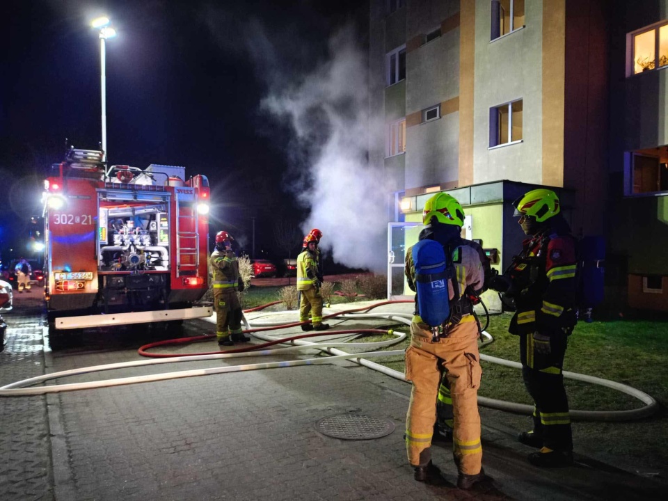 Dużo szczęścia mieli mieszkańcy bloku przy ulicy Hallera w bydgoskim Fordonie. W nocy z soboty na niedzielę w piwnicy ich budynku wybuchł pożar. Strażacy szybko sobie z nim poradzili/fot. OSP Bydgoszcz-Fordon/Facebook