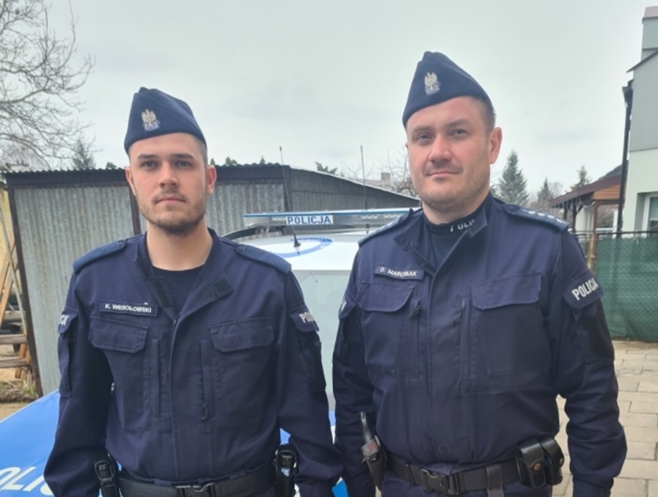 69-latkę odnaleźli asp. szt. Dominik Marciniak i post. Konrad Wesołowski/fot. KMP we Włocławku