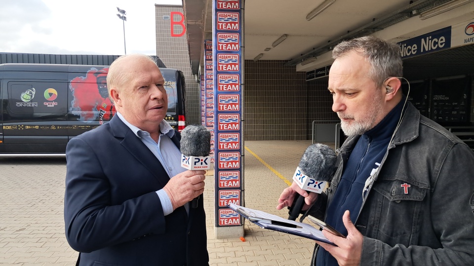 Jerzy Kanclerz i Maciej Wilkowski podczas „Rozmowy Dnia" transmitowanej na żywo z bydgoskiego stadionu żużlowego. / Fot. Radosław Łączkowski