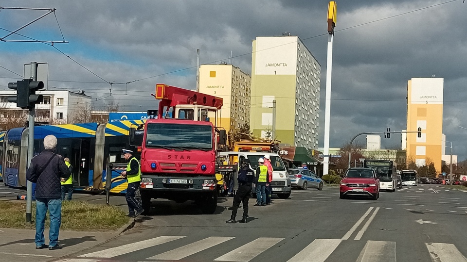Tramwaj wyjechał z szyn przy ul. Ślaskiego w Toruniu. / Fot. Tomasz Bielicki