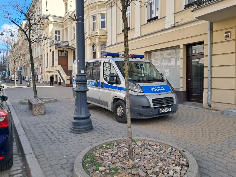 Dziecko pojawiło się na parapecie kamienicy u zbiegu ul. Gdańskiej i Słowackiego/fot. Damian Klich