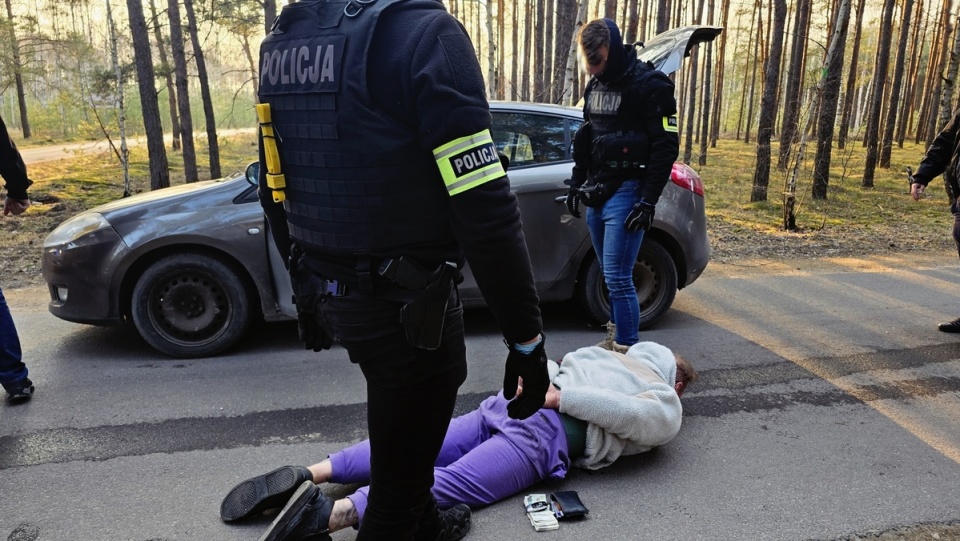 Podczas akcji zatrzymano czterech mężczyzn, biorących udział w transakcji i odzyskano skradziony pojazd/fot. materiały policji