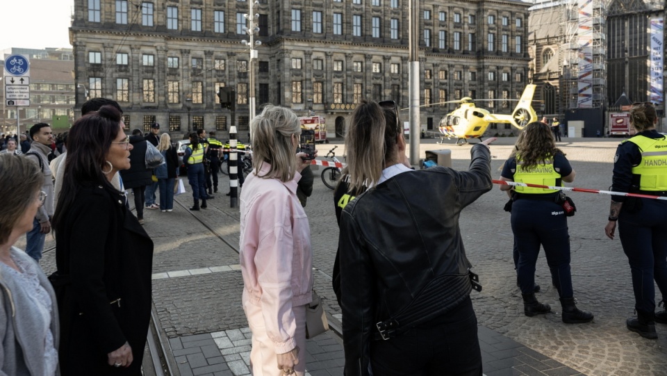 Do ataku doszło późnym popołudniem w centrum miasta, na placu przylegającym do Pałacu Królewskiego/fot. PAP/EPA/SIMON LENSKENS