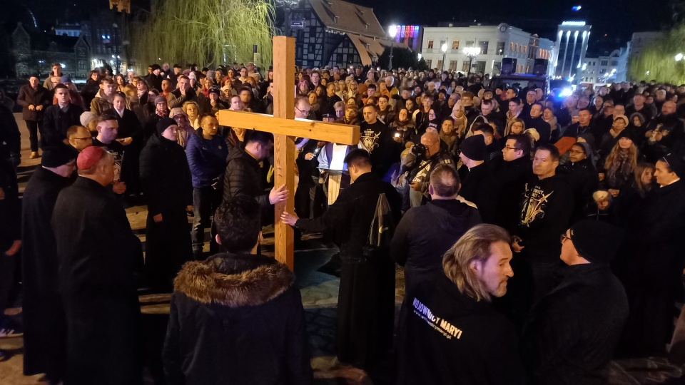 Wierni zebrali się na ulicach Bydgoszczy, żeby wziąć udział w Drodze Krzyżowej/fot: Tatiana Adonis
