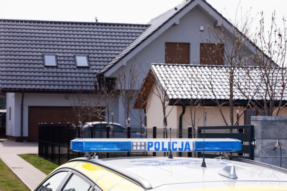 Policja przed budynkiem mieszkalnym w Prusicach, w którym w piątek 28 marca, 51-letni mężczyzna oddał z broni palnej strzały w kierunku teściowej i swoich dzieci. 71-letnia kobieta i 5-letnia dziewczynka zginęły na miejscu, 9-latek zmarł w szpitalu. Sprawca to funkcjonariusz służby więziennej/fot. PAP/Krzysztof Ćwik