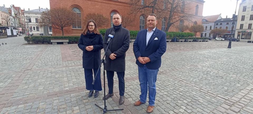 Poseł Mariusz Kałużny (w centrum), radni Katarzyna Chłopecka i Michał Jakubaszek/fot. Monika Kaczyńska