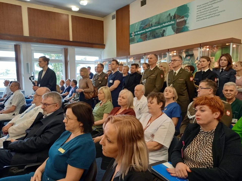 Oficjalne otwarcie robotycznej sali operacyjnej, wręczenie nagród i wyróżnień oraz aktów mianowania na wyższe stopnie wojskowe - to część bydgoskich uroczystości w ramach Święta Wojskowej Służby Zdrowia/fot. Agata Raczek