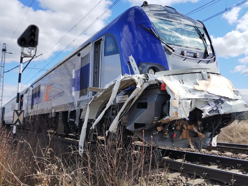 Kierowca busa nie żyje. Nikt z pasażerów pociągu nie ucierpiał. / Fot. KP PSP w Świeciu