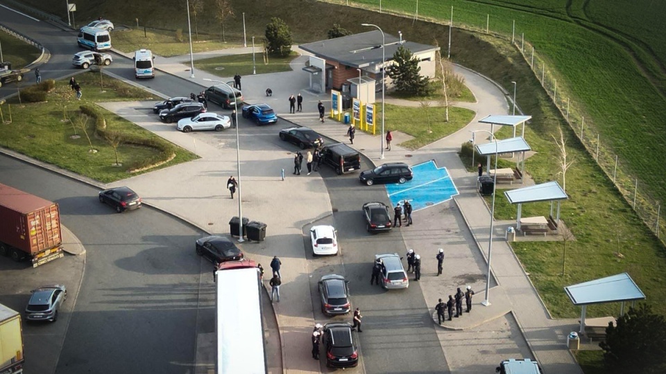 Mundurowi odkryli miejsce zbiórki i skontrolowali kolumnę 17 pojazdów/fot. materiały policji