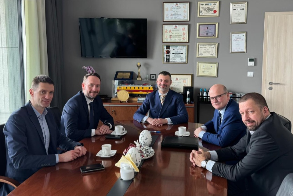 W sprawie remontu grudziądzkiego dworca doszło do spotkania Macieja Glamowskiego, Tomasza Szymańskiego i Alana Berouda/fot: Facebook, Maciej Glamowski Prezydent Grudziądza
