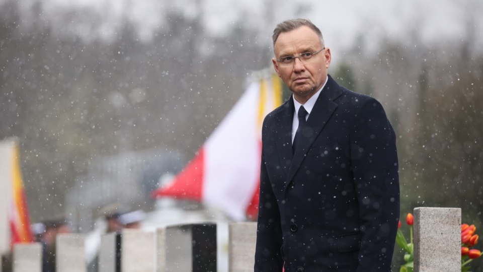 Prezydent Andrzej Duda podczas złożenia kwiatów i zapalenia zniczy na grobie jednej z ofiar na Cmentarzu Wojskowym na Powązkach w Warszawie/fot: PAP, Leszek Szymański