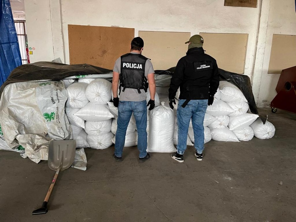 Ponad 13 ton liści tytoniu oraz krajanki tytoniowej bez polskich znaków akcyzy zabezpieczyli w powiecie ciechanowskim bydgoscy policjanci wspólnie z funkcjonariuszami z Kujawsko-Pomorskiego Urzędu Celno-Skarbowego w Toruniu/fot. Policja