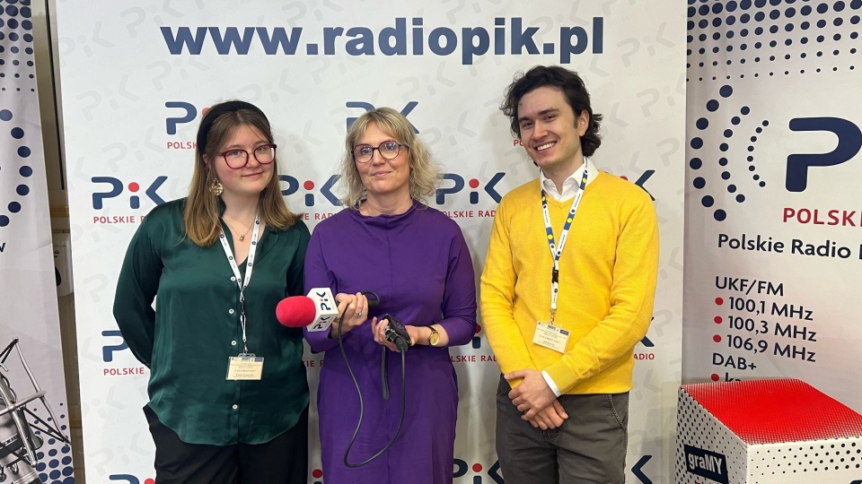 Chętnych kolegów i koleżanki przyjmowali studenci kierunku lekarskiego Collegium Medicum, Ksenia Iwanowska i Mikołaj Ciaś, którzy są już w bazie dawców. W środku Monika Siwak (PR PiK)/fot. Redakcja