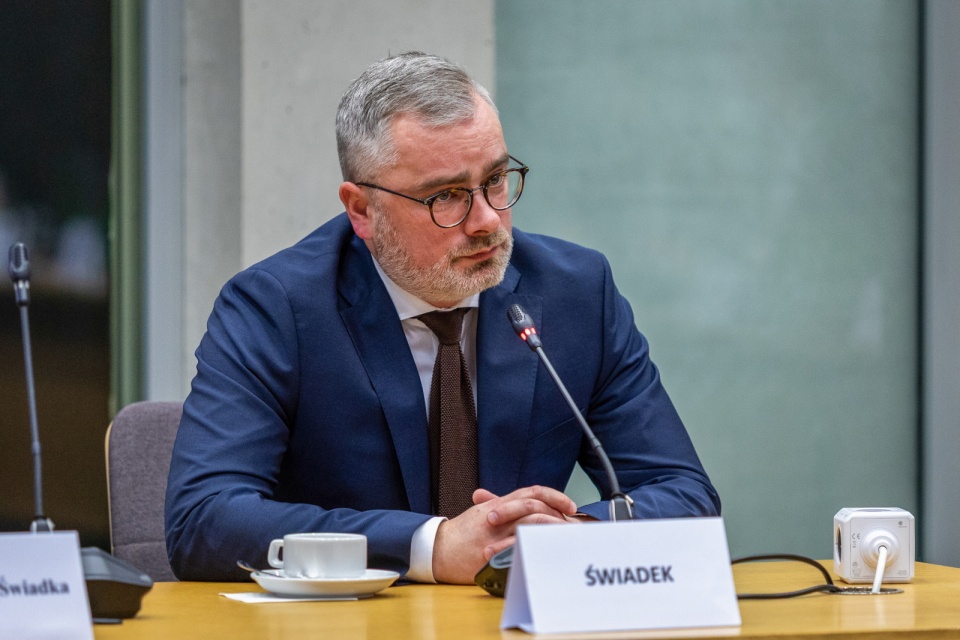 Prokurator Michał Kierski podczas przesłuchania przed komisją śledczą ds. inwigilacji Pegasusem. / Fot. PAP/Marek Gorczyński