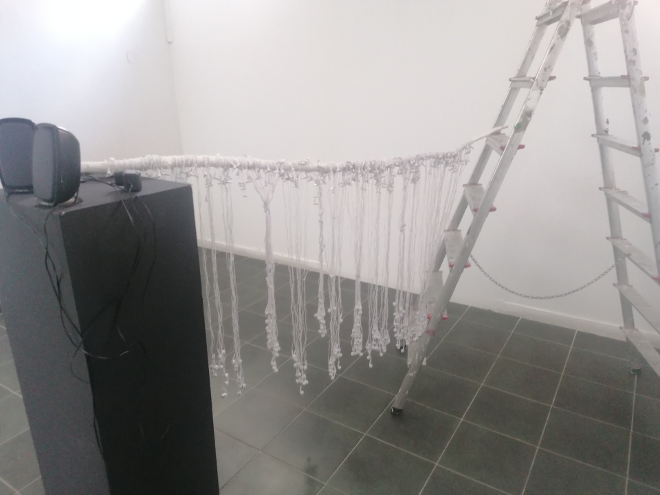 „Quipu" Rafała Kołackiego w Galerii Sztuki Wozownia w Toruniu. / Fot. Iwona Muszytowska-Rzeszotek