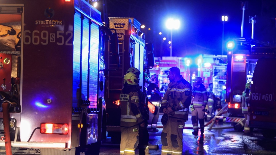 Straż pożarna w miejscu tragicznego pożaru hostelu w Pszowie. W wyniku pożaru śmierć poniosło pięć osób/fot:PAP, Jarek Praszkiewicz