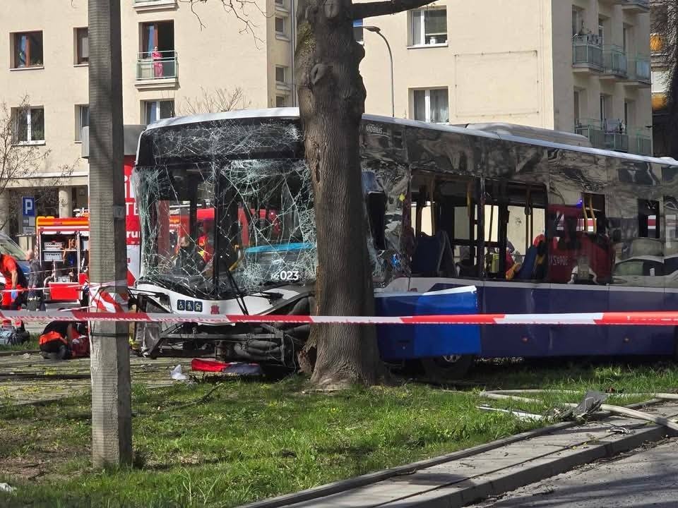 Poważny wypadek komunikacyjny w Krakowie/fot. Polskie Służby/Facebook