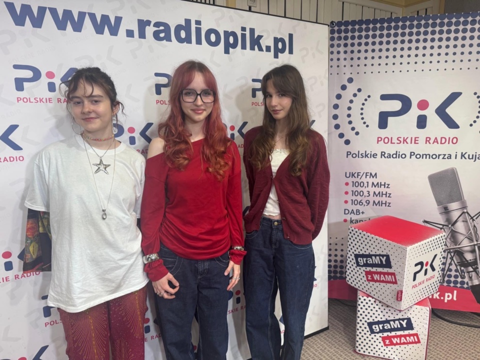Uczennice IX LO w Bydgoszczy: Zuzanna Wojtecka, Roksana Krotoszyńska i Oliwia Kowalska prowadzą projekt „Sek(s)rety". W swoich podcastach zajmują się tematem wrażliwym - seksualnością młodzieży/fot. Magda Jasińska