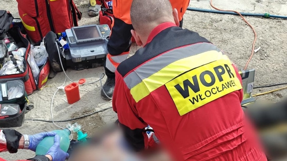 Policja prowadzi dochodzenie w sprawie śmierci mężczyzny znalezionego w stawie w Ossówku pod Kowalem/fot. WOPR Włocławek/Facebook