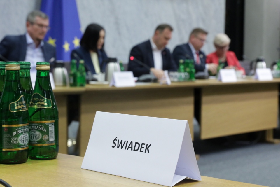Puste miejsce dla świadka na sejmowej Komisji śledczej ds. inwigilacji systemem Pegasus, 15 bm. w Sejmie w Warszawie. Komisja miała przesłuchać b. szefa MSWiA, w przeszłości też szefa CBA, Mariusza Kamińskiego i jego zastępcę w tych instytucjach Macieja Wąsika/fot. PAP/Tomasz Gzell