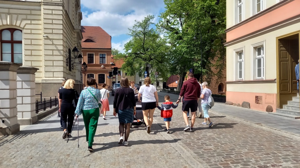 Grupa mieszkańców i turystów ruszyła odkrywać Bydgoszcz. Na spacer zaprosił Projekt Zabytek/fot: Tatiana Adonis