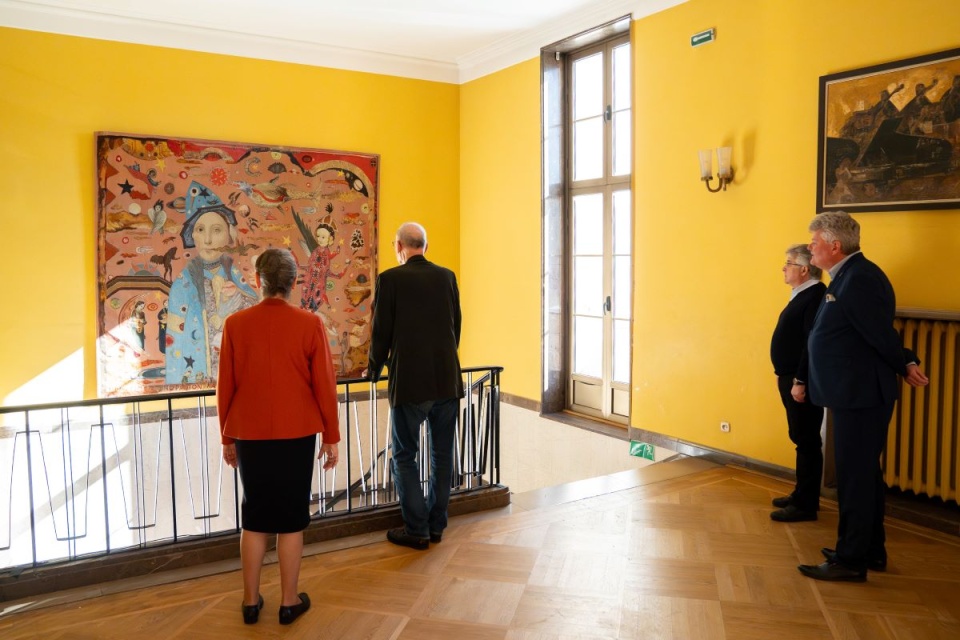 Jurorzy podczas analizowania gobelinu „Piesomen Antropon" w bydgoskiej Filharmonii/fot. M.Kledzik, FP