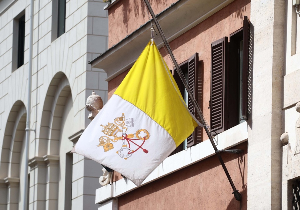 Flaga Watykanu opuszczona do połowy masztu po śmierci papieża Franciszka/fot. PAP/EPA/MASSIMO PERCOSSI