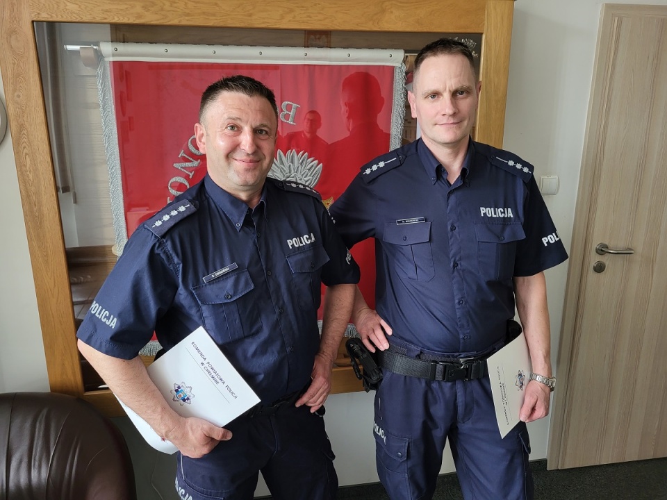 Policjancie ułożyli seniorkę w pozycji ułatwiającej oddychanie i krążenie. Po chwili odzyskała przytomność/fot. KPP w Chełmnie