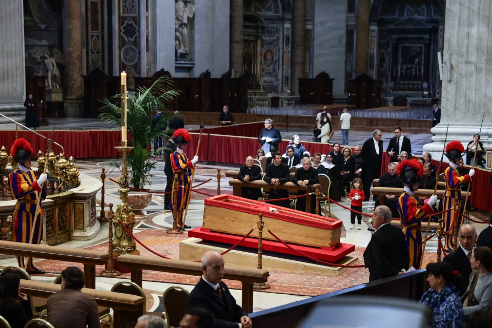 Trumna z ciałem papieża Franciszka wystawiona w bazylice Św. Piotra w Watykanie/fot. PAP/Art Service