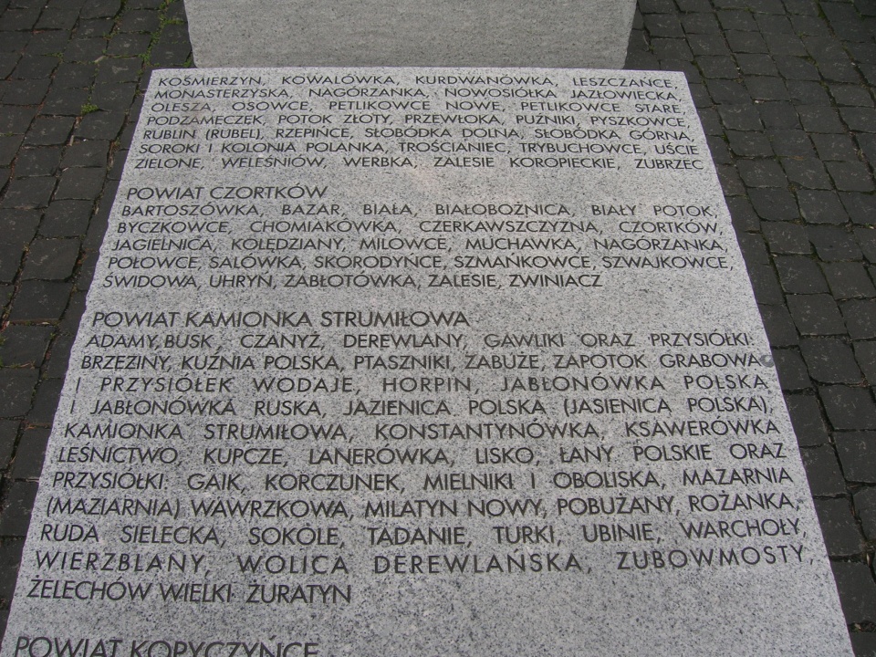 Tablica Pomnika ofiar zbrodni dokonanej na obywatelach polskich przez OUN-UPA wymieniająca Puźniki/fot. Autorstwa Glaube - Praca własna, CC BY-SA 4.0, https://commons.wikimedia.org