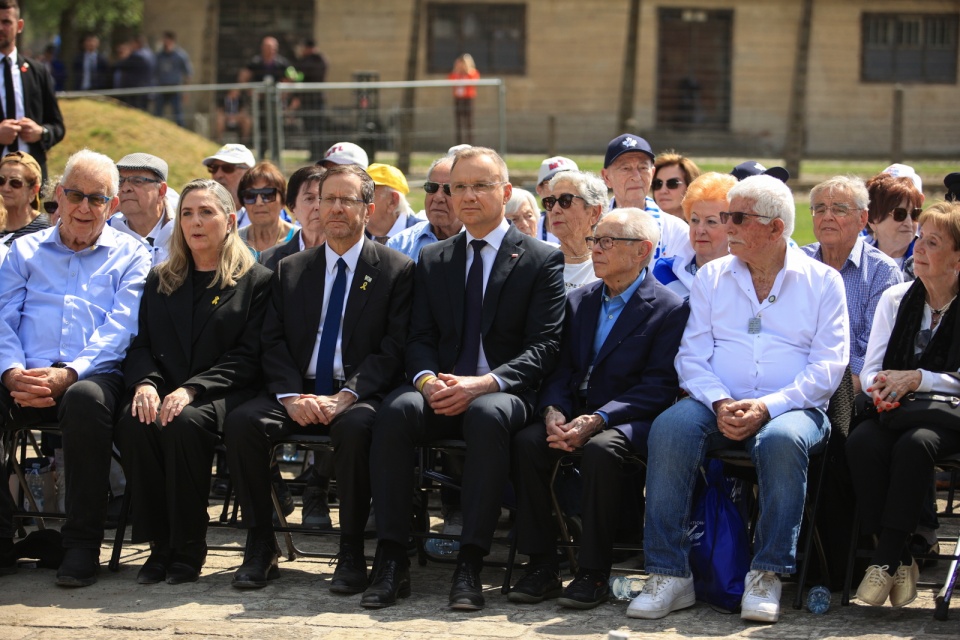 Prezydent RP Andrzej Duda (C) i prezydent Izraela Isaac Herzog (3L) z małżonką Michal Herzog (2L) podczas spotkania z Ocalałymi z Holokaustu przed Bramą „Arbeit macht frei” w Państwowym Muzeum Auschwitz Birkenau/fot. PAP/Jarek Praszkiewicz