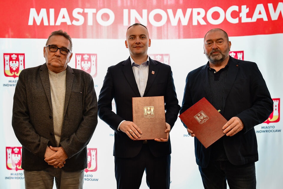 Prezydent Inowrocławia Arkadiusz Fajok, podpisał umowę z Wielobranżową Firmą „AWPO” na modernizację przepompowni Tężni Solankowej/fot: inowroclaw.pl