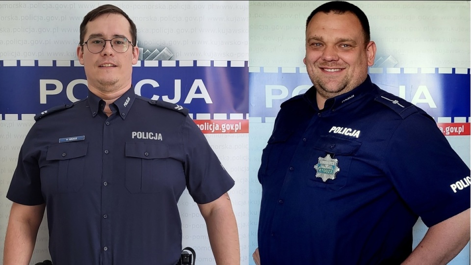 Młodszy aspirant Mateusz Borowicz z Posterunku Policji w Sadkach (z prawej), wspólnie ze starszym sierżantem Hubertem Graczem z Komisariatu Policji w Mroczy, wynieśli z płonącego budynku butle z gazem/fot. KWP Bydgoszcz