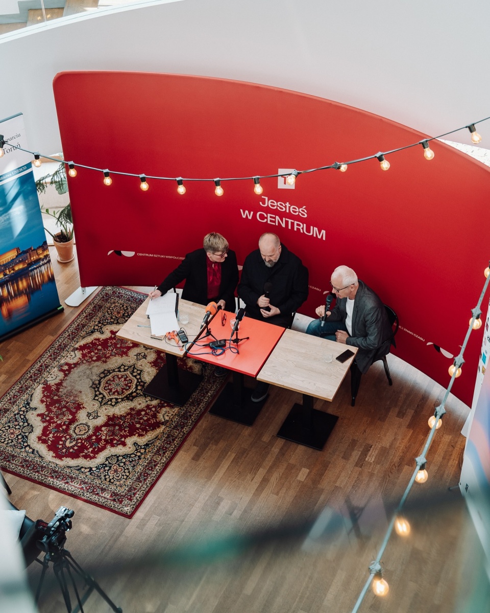 „Geometrie Zmiany" to najnowsza wystawa prezentowana w Centrum Sztuki Współczesnej „Znaki Czasu" w Toruniu. Autorem prac jest austriacki artysta Wolfgang Wirth, który od lat tworzy wielkoformatowe, abstrakcyjne obrazy olejne/fot. CSW Toruń/Facebook