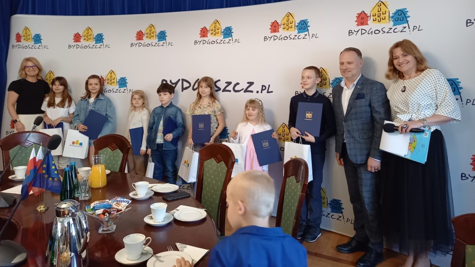 W bydgoskim ratuszu odbyło się wręczenie nagród w ramach konkursu plastycznego „Urokliwe zakątki Bydgoszczy”/fot: Agata Raczek